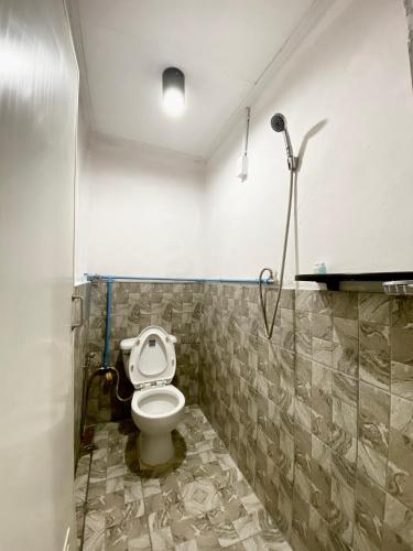 a bathroom with a toilet and a shower at MD Kohlarn-Pattaya in Ko Larn