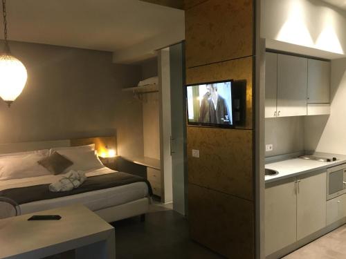 a bedroom with a bed and a tv in a room at Bell Suite Hotel in Bellaria-Igea Marina