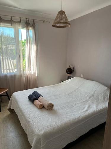 une chambre avec un lit avec une serviette dessus dans l'établissement Très agréable gite très bien équipé avec piscine privée, à Argens Minervois