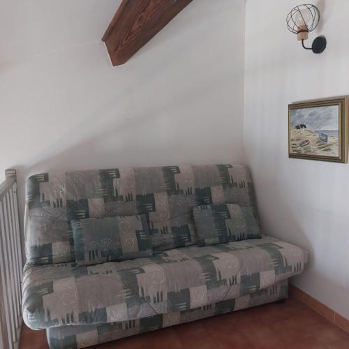 - un canapé dans un coin de pièce dans l'établissement Le Balcon des Flots, à Saintes-Maries-de-la-Mer