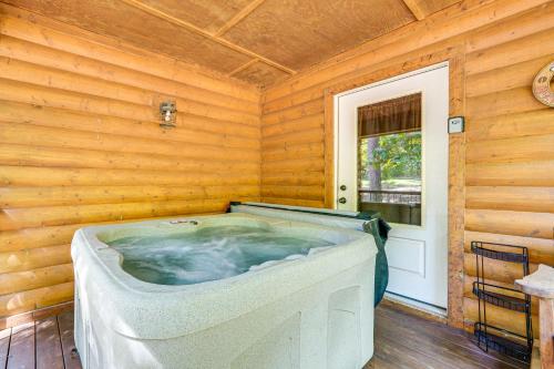 Fotografie z fotogalerie ubytování Broken Bow Rental Cabin with Hot Tub and Bar v destinaci Broken Bow