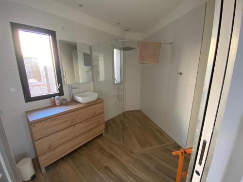 une salle de bain avec un lavabo et un miroir dans l'établissement Villa à Carqueiranne avec piscine, à Carqueiranne