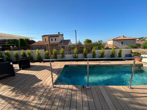 - une piscine au milieu d'un patio dans l'établissement Villa à Carqueiranne avec piscine, à Carqueiranne