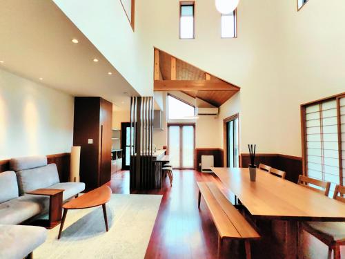 富士河口湖町にある富士河口湖Villaの木製のテーブルとソファのあるリビングルーム