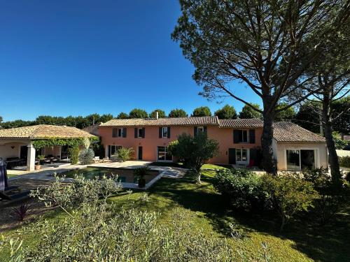 Mas ancien de 310m2-sur 2000m2-piscine chauffée