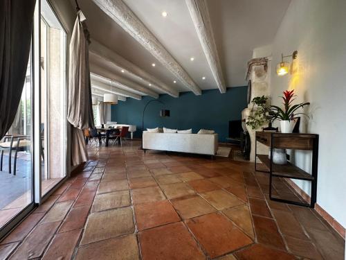 un salon avec un canapé et une table dans l'établissement Mas ancien de 310m2-sur 2000m2-piscine chauffée, à Orange
