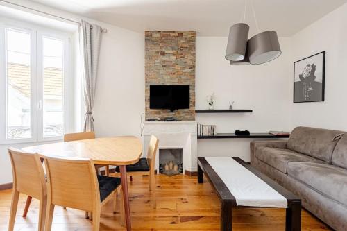 un salon avec une table et un canapé dans l'établissement Cannes, charmant 3 pièces proche centre et plages, à Cannes