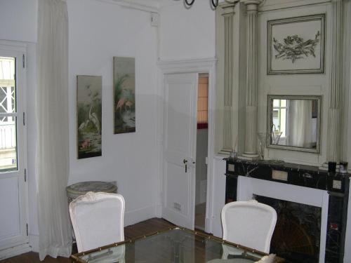 un salon avec deux chaises et une cheminée dans l'établissement Ame de Ville, à Angers