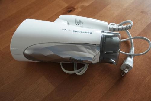 a white hair dryer sitting on top of a table at 千葉リゾート l Chiba Resort Near Kujuku Beach in Isumi