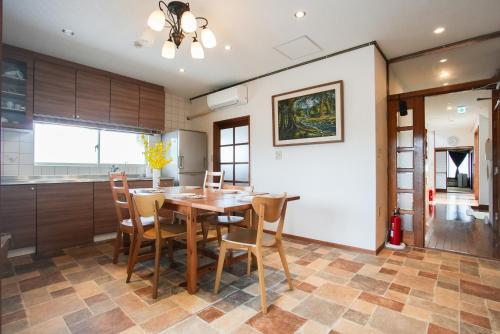 a kitchen with a dining room table and chairs at 千葉リゾート l Chiba Resort Near Kujuku Beach in Isumi