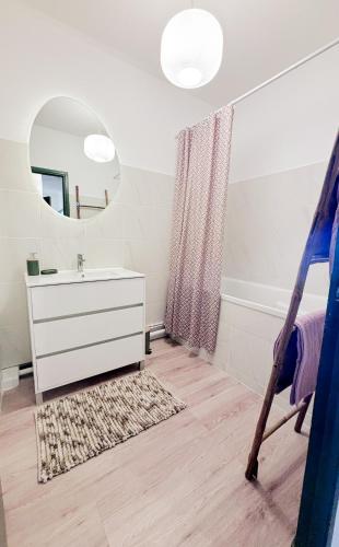 a bathroom with a sink and a mirror at Appartement 79m2 proche Airbus tout confort lumineux 2 chambres, 1 bureau in Colomiers