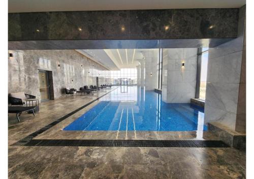 Bazén v ubytování Furnished Apartment in Mall Of Arabia Towers , AEON Compound nebo v jeho okolí