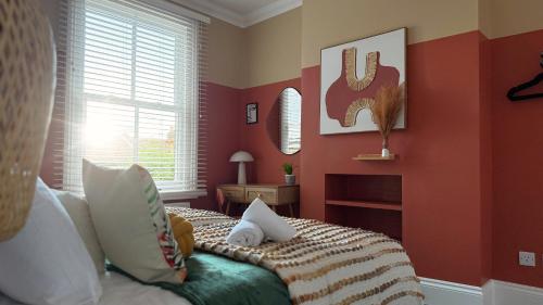 a bedroom with red walls and a green bed at London Acton - hot tub, cinema, games & arcade in London