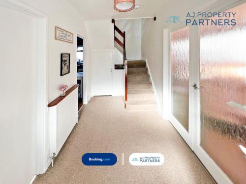 a hallway with a stairwell with a door and a hallway at Premium Deal l Hill View Home l Last-Minute Offer l Cheltenham l AJ Properties l Perfect for Short or Long Stays l 4Beds 4Bedrooms in Cheltenham