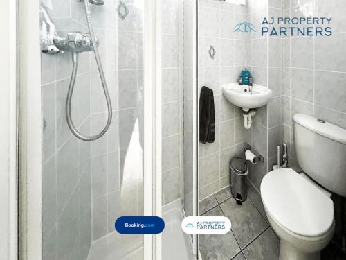 a bathroom with a shower and a toilet and a sink at Premium Deal l Hill View Home l Last-Minute Offer l Cheltenham l AJ Properties l Perfect for Short or Long Stays l 4Beds 4Bedrooms in Cheltenham