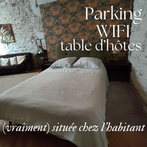 une chambre avec un lit dans une pièce dans l'établissement La Chamade en Beaujolais, à Anse