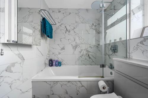 ein Badezimmer mit Dusche, Waschbecken und Toilette in der Unterkunft Fable Cottage Luxurious Stay in Bakewell