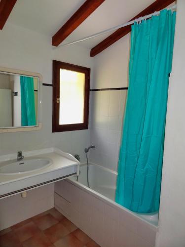 une salle de bain avec une baignoire, un lavabo et un miroir dans l'établissement U Sole Livante mini villa vue mer Santa Giulia, à Porto-Vecchio