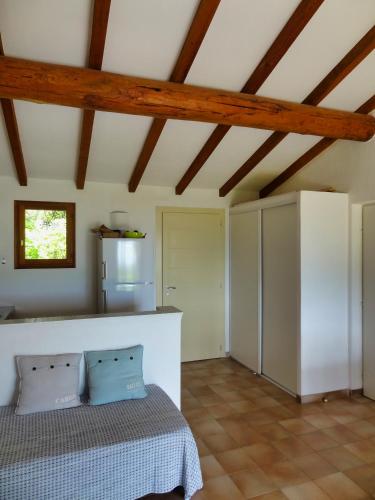 une chambre avec un lit dans une pièce avec un plafond dans l'établissement U Sole Livante mini villa vue mer Santa Giulia, à Porto-Vecchio