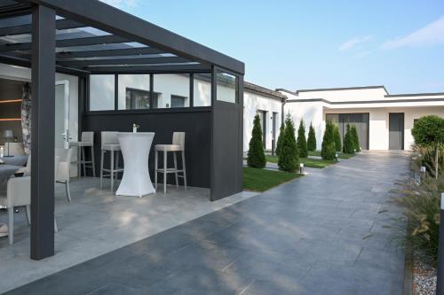 a patio with a bar in a house at Hotel zur Eiche in Salzkotten