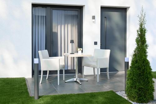 a table and chairs on a patio in front of a house at Hotel zur Eiche in Salzkotten
