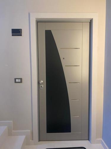 a door with a mirror in a room at Case Vacanza IGNAZIO SILONE in Celano