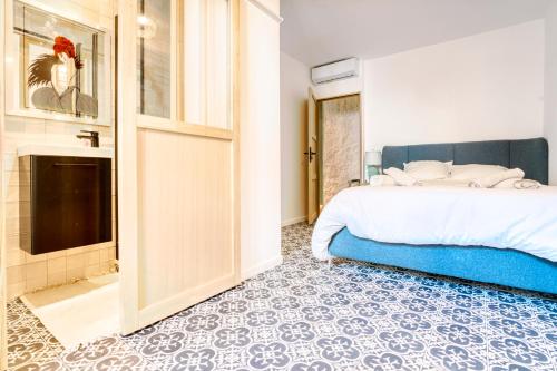 - une chambre avec un lit et une salle de bains dans l'établissement New vieille ville cimiez Centre Nice, à Nice