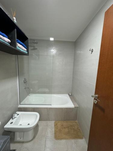 ein Badezimmer mit Badewanne, Toilette und Waschbecken in der Unterkunft Amaneceres patagónico in Puerto Madryn