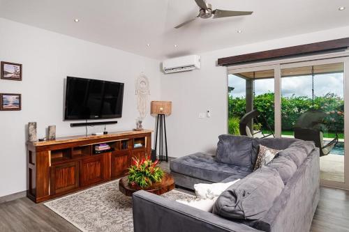 Et tv og/eller underholdning på Contemporary Villa 3 BD 3BA Pool