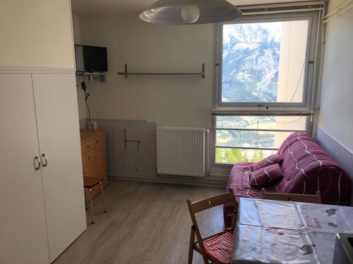 un salon avec un canapé et une table dans l'établissement Duplex Praloup, à Uvernet