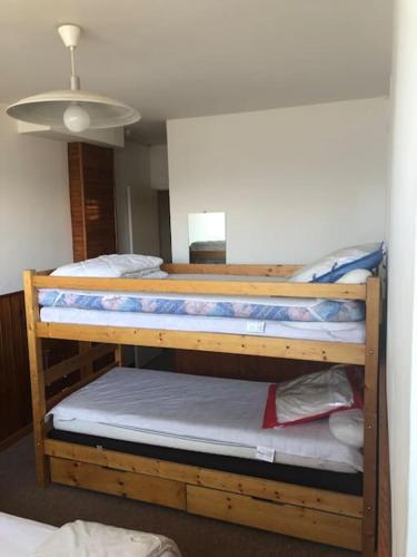 - 2 lits superposés dans une chambre avec plafond dans l'établissement Duplex Praloup, à Uvernet