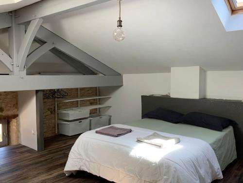 une chambre avec un grand lit dans une pièce dans l'établissement maison avec piscine, à Blanquefort-sur-Briolance