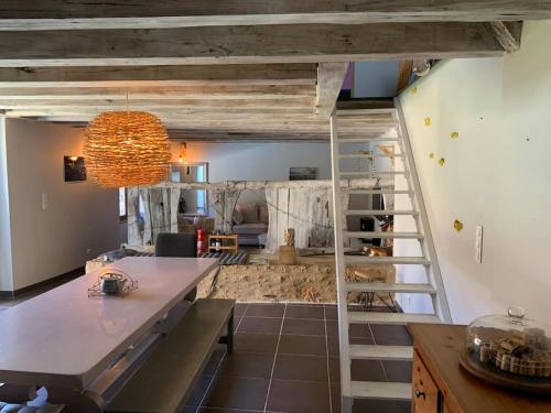 - une cuisine avec un escalier dans une pièce dans l'établissement maison avec piscine, à Blanquefort-sur-Briolance