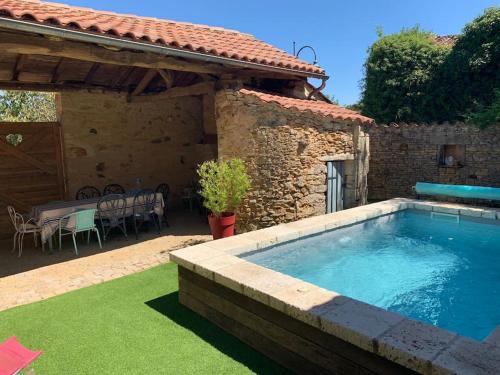 une maison avec une piscine dans une cour dans l'établissement maison avec piscine, à Blanquefort-sur-Briolance