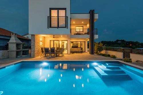 Brand new Villa Olivia 30m from the sea with heated pool and jacuzzi