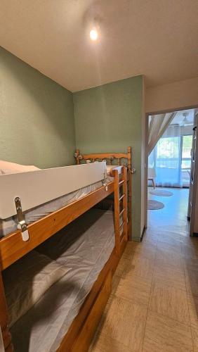 une chambre avec deux lits superposés dans une pièce dans l'établissement Studio cabine au couchant, à La Grande Motte