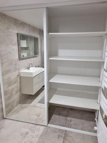 Photo de la galerie de l'établissement Charmante Villa pour 8 personnes avec piscine, à La Tremblade