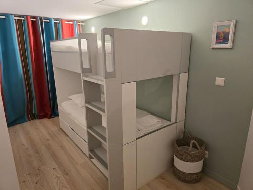 Photo de la galerie de l'établissement Charmante Villa pour 8 personnes avec piscine, à La Tremblade