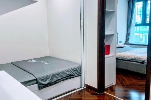 a small room with a bed and a mirror at Séjour de luxe à Hải Phòng in Hai Phong
