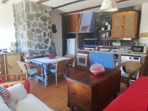 Kuchyň nebo kuchyňský kout v ubytování Casa de los nogales