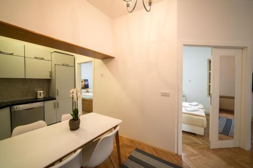 Kuchyň nebo kuchyňský kout v ubytování Four Seasons Apartments