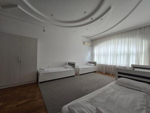 Ένα ή περισσότερα κρεβάτια σε δωμάτιο στο GUESTO HOSTEL