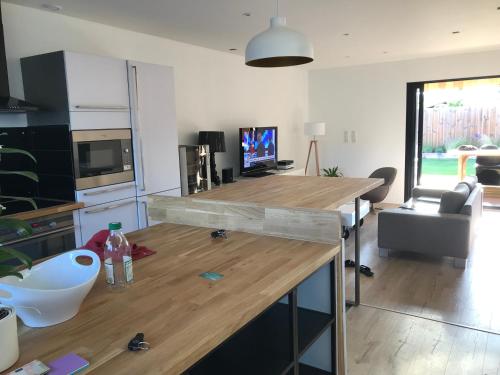 une cuisine avec un comptoir en bois dans une pièce dans l'établissement Maison Le Teich, au Teich