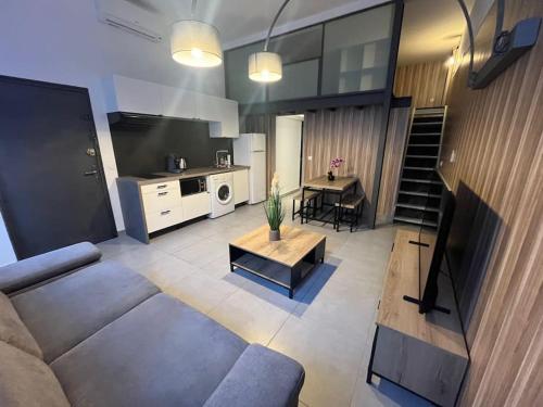 un salon avec un canapé et une table dans l'établissement Cannes, Loft 6 couchages proche centre et plages, à Cannes