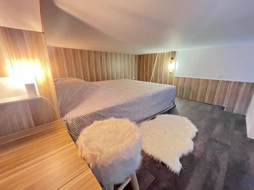 - une chambre avec un lit et 2 chaises touffetées blanches dans l'établissement Cannes, Loft 6 couchages proche centre et plages, à Cannes