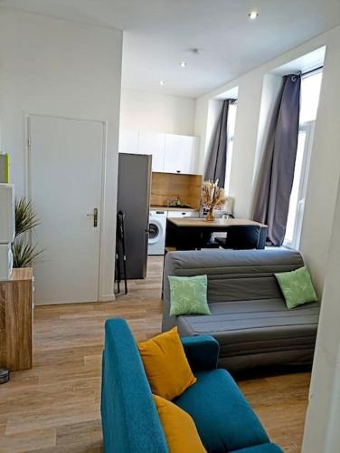 un salon avec un canapé et une cuisine dans l'établissement 4pers Wifi Netflix Prox Lille-métro-tram, à Roubaix