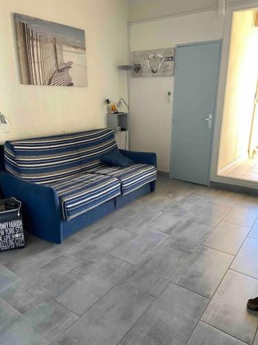 - une chambre avec un lit bleu dans l'établissement Studio cabine avec vue mer - 3 personnes, au Cap d'Agde