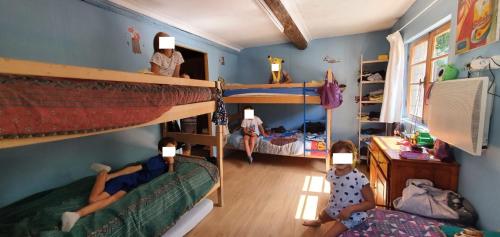 - une chambre avec 2 enfants assis sur des lits superposés dans l'établissement Chalet familial 10 à 12 places dans le Val d'Allos, à Villars-Colmars