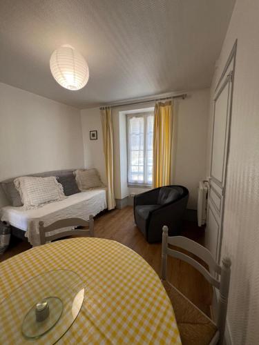 une chambre avec un lit, une table et une chaise dans l'établissement Les Hirondelles, à Saint-Florentin
