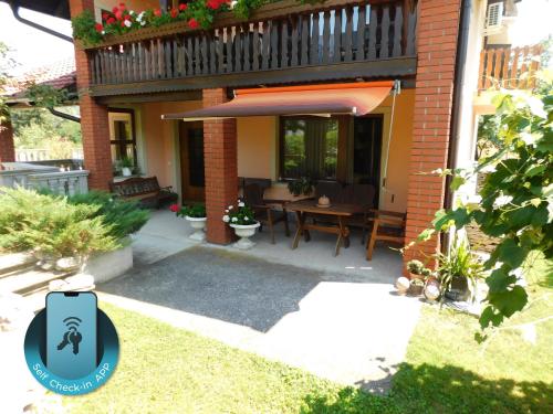 Κήπος έξω από το Apartment Branko